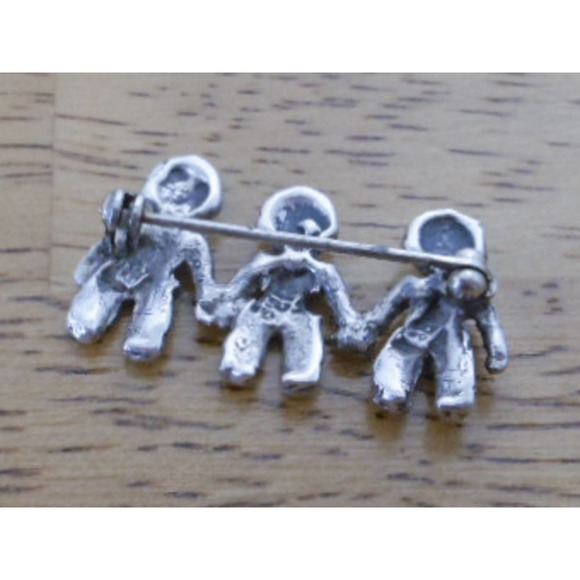 Vintage Sterling Children Holding Hands Pin - Picture 9 of 9
